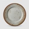 E-commerce_product_photography_r…_202608051220 Assiette plate ronde émaillé rustique (Ø23 cm)