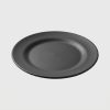 Plate_reproduction_on_grey_backg…_202608042257 Assiette plate ronde unie noire 2
