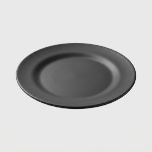 Plate_reproduction_on_grey_backg…_202608042257 Assiette plate ronde unie noire 2