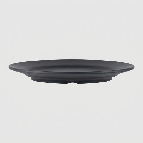 Product_photography_on_grey_back…_202608042257 Assiette plate ronde unie noire 2